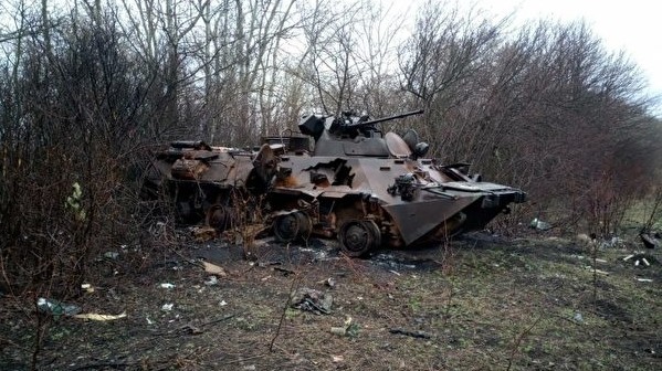 被烏克蘭軍隊摧毀的俄軍裝甲車
