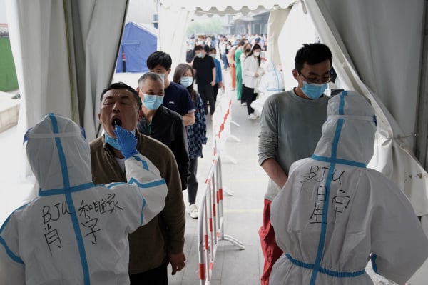 2022 年 4 月 25 日，居民在北京進行核酸檢測