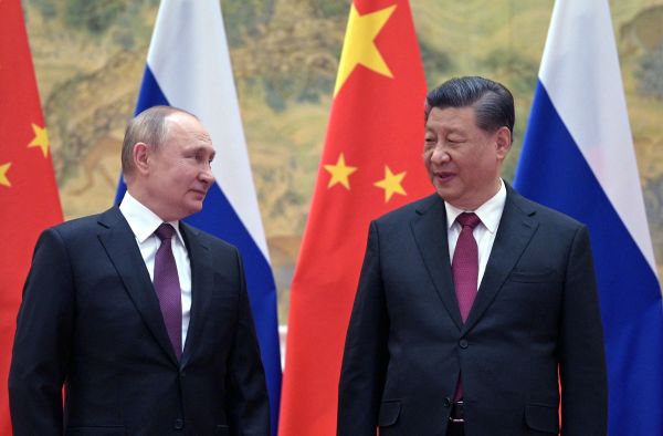 圖為2022年2月4日，中共黨魁習近平（右）在北京會見到訪的俄羅斯總統普京（左）。兩人在當天簽署了中俄兩國“沒有上限”的戰略夥伴協議。20天後，普京下令發動了入侵烏克蘭的戰爭。（圖片來源：ALEXEI DRUZHININ/Sputnik/AFP via Getty Images）