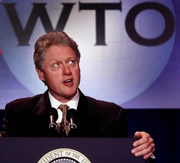 1999年，美国总统克林顿在世界贸易组织（WTO）部长级会议的午餐会上发表演讲。