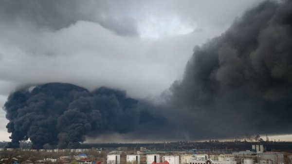 2022年4月3日，俄羅斯軍隊在敖德薩發動空襲後，天空中升起滾滾黑煙。