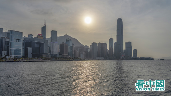 图为香港维多利亚港日落。（摄影：庞大卫/看中国）