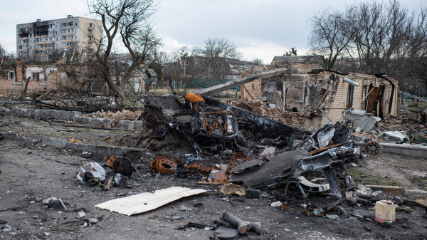 在乌克兰的布查（Bucha）市，遭受炮火洗劫的街上可以看到被摧毁的俄罗斯军车。
