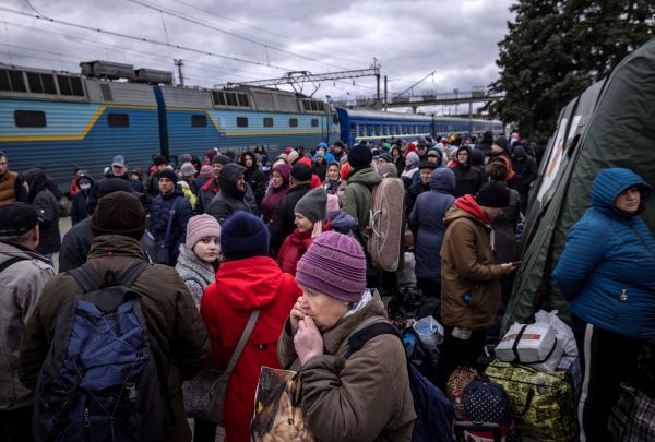 2022 年 4 月 4 日，乌克兰东部顿巴斯（Donbass）地区的城市克拉马托尔斯克（Kramatorsk），人们涌向克拉马托尔斯克中央火车站等待登上火车逃离这个地区。自从俄罗斯宣布要集中力量“解放”顿巴斯以来，那里的居民们一直生活恐惧之中，担心俄罗斯对那里进行大规模军事进攻。（图片来源：FADEL SENNA/AFP via Getty Images）