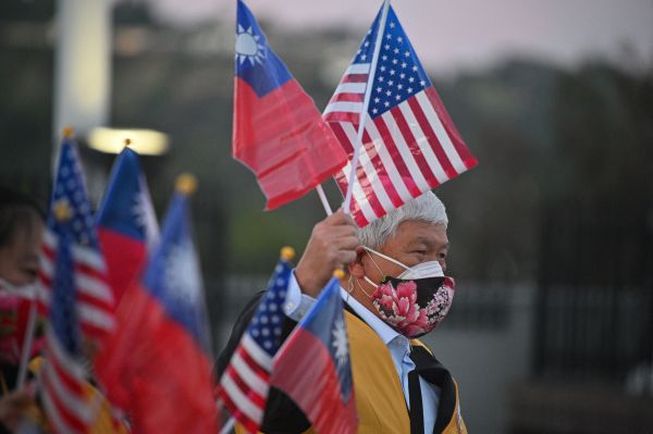 2022年1月25日，美国加利福尼亚州洛杉矶，台湾副总统赖清德访问美国时，台湾支持者手持美国国旗和台湾国旗在洛杉矶希尔顿酒店前等待赖清德的到来。（图片来源：ROBYN BECK/AFP via Getty Images）