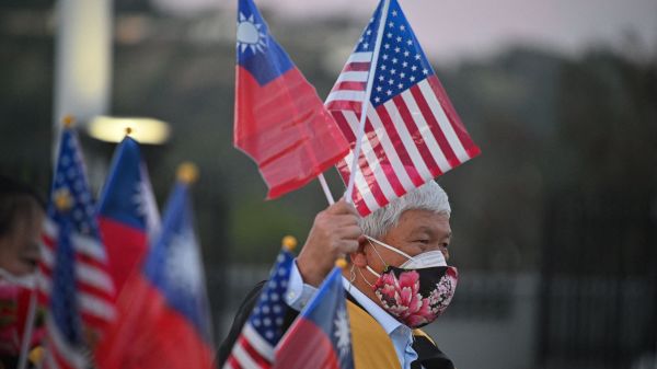 台灣支持者手持美國國旗和台灣國旗。