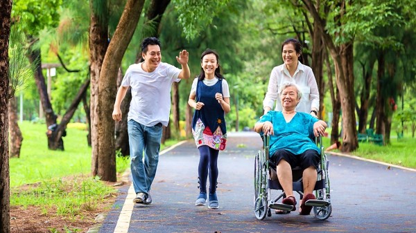 坐輪椅的老人全家到公園運動
