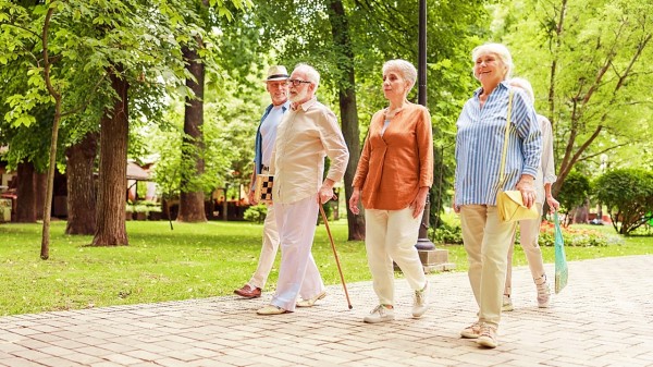 一群老年人在公園走路