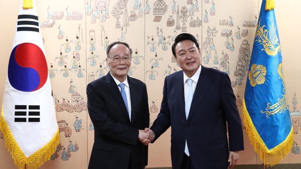作为习近平特别代表，王岐山出席5月10日在首尔举行的韩国总统尹锡悦（右）的就职仪式。（图片来源：Chung Sung-Jun/Getty Images）