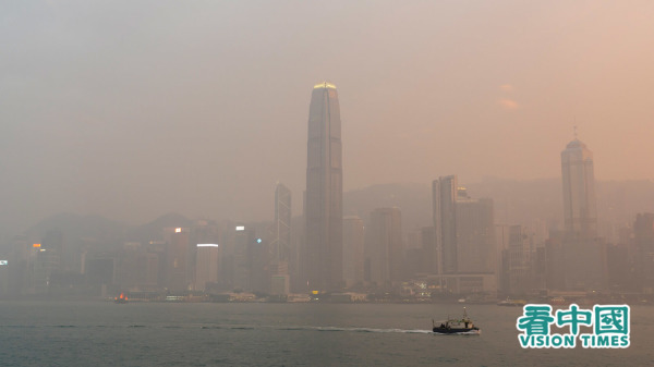图为雾气笼罩的维多利亚港。（摄影：庞大卫/看中国）