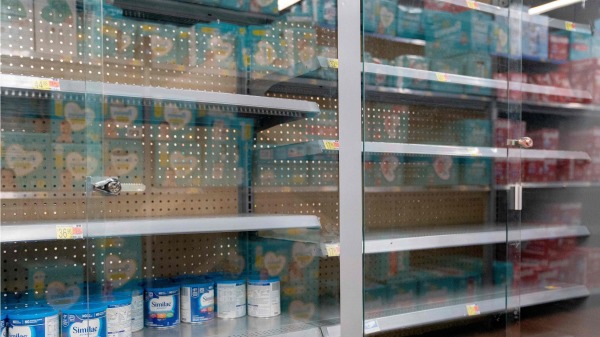 美國一家超市放置嬰兒配方奶粉的貨架空空如也。