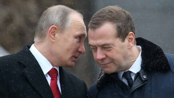 俄羅斯總統弗拉基米爾．普京（Vladimir Putin）和時任俄羅斯總理德米特里．梅德韋傑夫（Dmitry Medvedev）出席克里姆林宮外的「弗拉基米爾大帝民族團結日紀念碑」揭幕儀式。