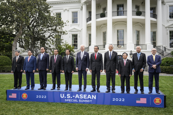 2022 年 5 月 12，美國總統拜登（中）在白宮南草坪和東南亞國家聯盟（ASEAN）領導人拍照全家福。拜登將主持召開美國與東盟為期兩天的特別峰會。全家福照片中從左至右分別是：東盟秘書長拿督林玉輝（Dato Lim Jock Hoi）、越南總理范明清（Pham Minh Chinh）、泰國總理巴育（Prayut Chan-o-cha）、柬埔寨首相洪森（Hun Sen）、文萊蘇丹哈吉哈桑（Haji Hassan）、美國總統拜登、印度尼西亞總統佐科·維多多（Joko Widodo）、新加坡總理李顯龍（Lee Hsien Long）、老撾人民民主共和國總理潘甘·維帕万（Phankham Viphavan）、馬來西亞總理拿督斯里·伊斯梅爾·薩布里·本·雅科布（Dato Sri Ismail Sabri bin Yaakob）和菲律賓外交部長特奧多羅·洛欽（Teodoro Locsin）。（圖片來源：Drew Angerer/Getty Images）
