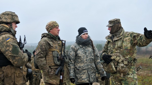 第3步兵師排長弗雷德里克在國際維持和平與安全中心進行進入和清理戰壕演習前與第80空中機動旅烏克蘭士兵交談。作為多國聯合訓練組-烏克蘭的一部分，士兵們目前負責訓練烏克蘭地面部隊。（圖片來源：U.S.Army Europe from Flickr/公有領域）