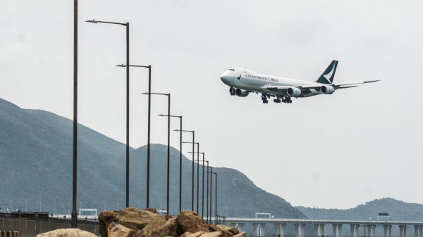 图为飞机降落香港国际机场。（图片来源：Getty Images）