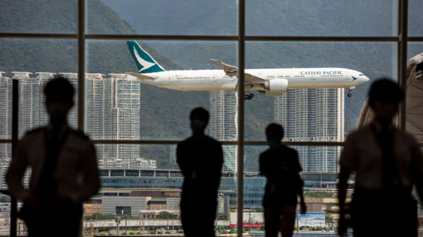 图为国泰航班降落香港国际机场。（图片来源：Getty Images）