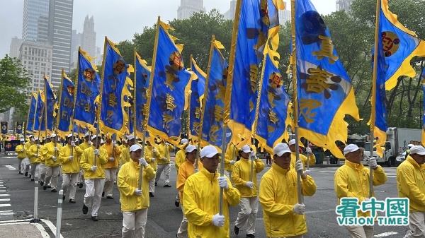 大纽约地区部分法轮功学员约4千人在纽约曼哈顿举行盛大游行。