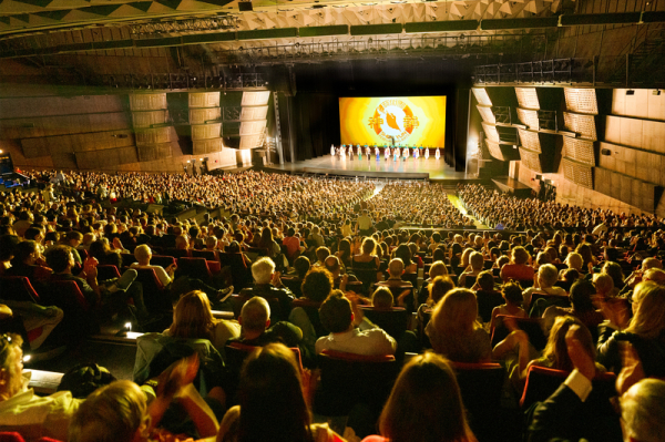 2022年5月13日，神韻紐約藝術團在巴黎國際會議中心（Palais des Congrès de Paris）的最後一場演出現場。