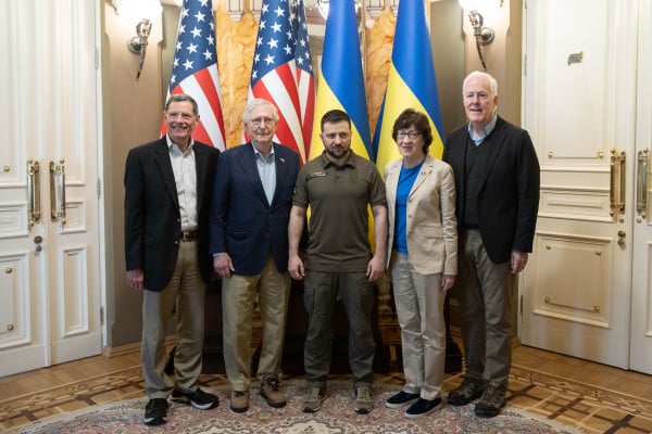 2022年5月14日，美国国会参议院共和党领袖麦康奈尔（Mitch McConnell，左二）率参议院共和党代表团突访了乌克兰，并在基辅与乌克兰总统泽连斯基（Volodymyr Zelensky，中）会面，以示美国对乌克兰反侵略的支持。图中左一是参议员巴拉索（John Barrasso），右二是参议员柯林斯（Susan Collins），右一是参议员科宁（John Cornyn）。（图片来源：乌克兰总统官方网站） 