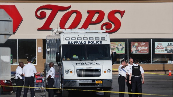  2022年5月15日，美国警方在调查纽约州布法罗一家超市发生的枪击案。该案导致10死5伤（图片来源：Scott Olson/Getty Images)