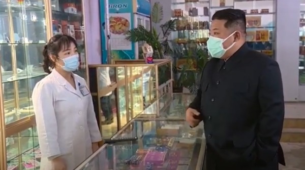 5月15日，访问平壤市区药店的国务委员长金正恩后经确认，他佩戴了2个口罩。