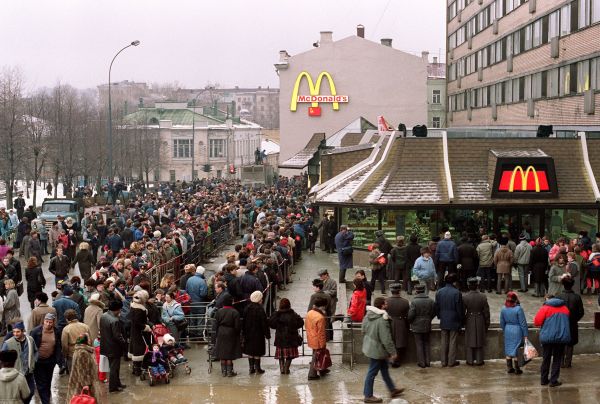 图为1990 年 1 月 31 日，美国快餐大王麦当劳首次进入俄罗斯市场，在莫斯科的普希金广场开了第一家店，开业当天，苏联的顾客们在店外排长龙等待。30多年后，2022年5月16日，麦当劳证实将全面撤出俄罗斯，这标志着由于俄罗斯发动入侵乌克兰的战争，导致俄罗斯自己的一个乐观时代结束了。（图片来源：VITALY ARMAND/AFP via Getty Images）