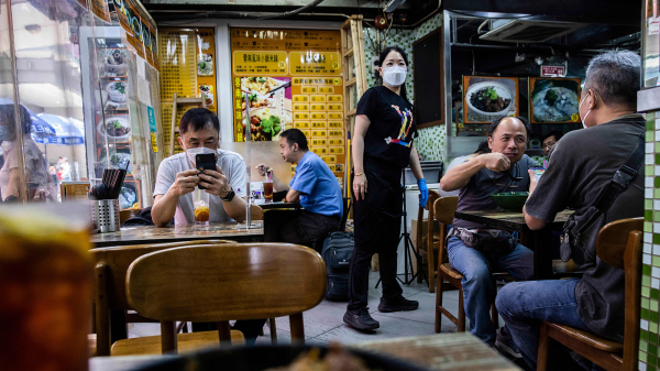 香港政府将如期于本周四进一步放宽社交距离措施。餐饮处所堂食时间将延长至晚上11时59分，同枱人数上限维持每枱8人。图为香港茶餐厅。（图片来源：Getty Images）