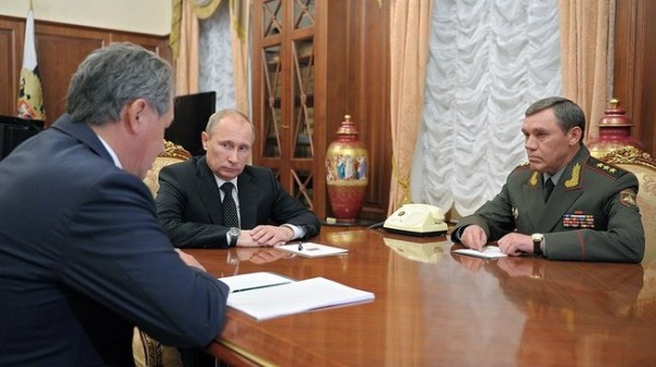 俄羅斯總統普京（Putin，中），俄羅斯總參謀長格拉西莫夫（Gerasimov，右）和國防部長紹伊古舉行會談。