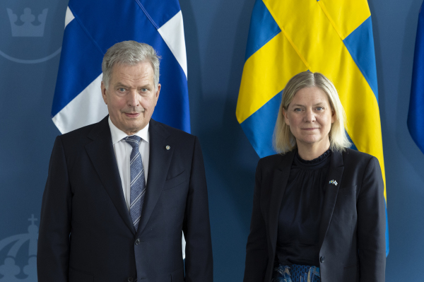 2022 年 5 月 17 日，瑞典首都斯德哥爾摩，芬蘭總統紹利·尼尼斯託（Sauli Niinisto，左）應瑞典國王卡爾十六世·古斯塔夫（Carl XVI Gustaf）邀請，對瑞典進行為期兩天的國事訪問。瑞典首相馬格達萊娜·安德森（Magdalena Andersson，右）也會見了尼尼斯託總統。美國總統拜登將於5月19日在白宮接待這兩位國家領導人，並支持這兩個國家加入北約。（圖片來源：Michael Campanella/Getty Images）