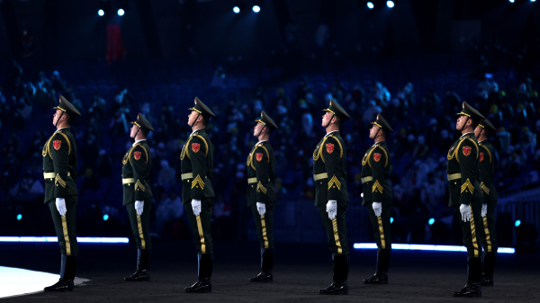 2022年3月4日，军人们在北京国家体育场举行的2022年冬季残奥会开幕式上立正。