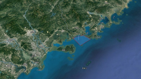 从高频电台听到的信息表明，5月16日到6月18日，广东和福建交界处附近的海域，红线画出的区域船舶不能进入。外界推测，可能和测试滚装船改装有关系。