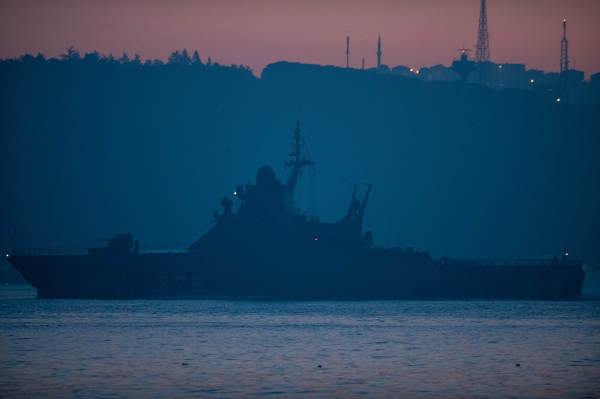 圖為2022 年 2 月 16 日，俄羅斯海軍“拜科夫”（Bykov）級護衛艦“德米特里·羅加喬夫號”（Dmitry Rogachev）在土耳其伊斯坦布爾穿越博斯普魯斯（Bosphorus）海峽前往黑海，以加強俄羅斯黑海艦隊的力量。俄羅斯在2月24日發動了對烏克蘭的入侵戰爭。（圖片來源：Burak Kara/Getty Images）