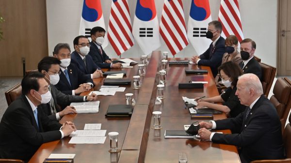2022年5月21日，在韩国首尔，美国总统拜登（右一）和韩国新上任的总统尹锡悦（左一）举行了首次峰会。（图片来源：Jung Yeon-Je-Pool/Getty Images）