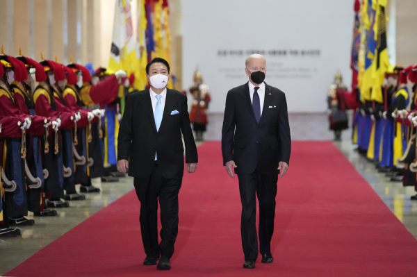 2022 年 5 月 21 日，韓國首爾，正在韓國訪問的美國總統拜登（右）在韓國新總統尹錫悅（左）的陪同下抵達韓國國家博物館參加國宴。當天早些時候，兩位領導人舉行了首次峰會。（圖片來源：Lee Jin-Man - Pool/Getty Images）
