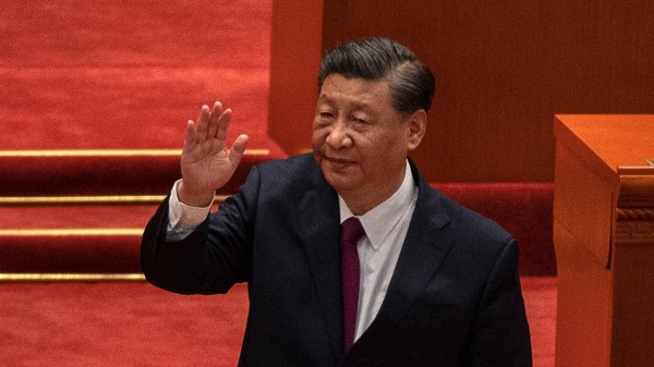 2022年4月8日，中共国家主席习近平在人民大会堂讲话后向台下观众挥手。（图片来源：Kevin Frayer/Getty Images）
