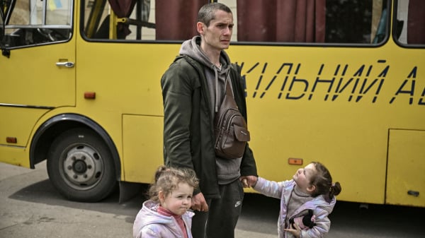 32歲的烏克蘭人德米特羅．莫蘇爾（Dmytro Mosur）在5月17日俄羅斯軍隊對北頓涅茨克（Severodonetsk）附近的炮擊中失去了妻子，他牽著2歲的雙胞胎女兒等待從烏克蘭東部的呂西昌斯克（Lysychansk）市撤離。