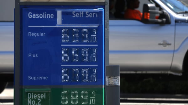 加利福尼亚州圣．拉斐尔（San Rafael）的雪佛龙加油站显示了超过每加仑6.00美元的燃油价格。