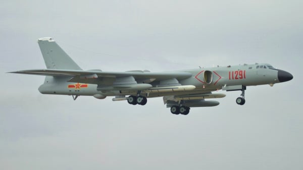 2018年中国航展前，一架西安轰-6K（H-6K）战略轰炸机降落在珠海金湾机场。