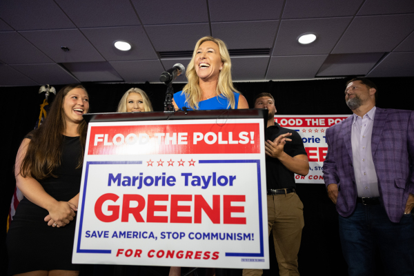 2022 年 5 月 24 日，在喬治亞州第 14 國會選區初選之夜，喬州現任聯邦眾議員馬喬裡·泰勒·格林（Marjorie Taylor Greene）在家人簇擁下向支持者發表講話。作為美國前總統川普的堅定盟友，格林在初選中擊敗了五名共和黨同胞的挑戰而獲勝。（圖片來源：Jessica McGowan/Getty Images）