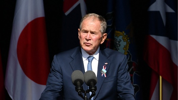  2021年9月11日，前美国总统布什在宾州一个911纪念活动上讲话。（图片来源：MANDEL NGAN/AFP via Getty Images）