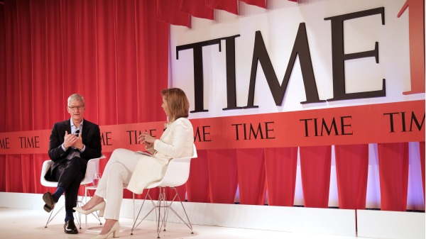 2019年4月23日，时代杂志在纽约市举办时代百大人物峰会。图为苹果CEO库克与主持人谈话。（图皮来源：Spencer Platt/Getty Images)