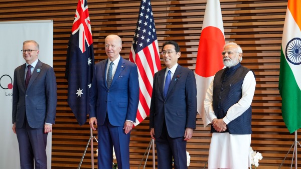 2022年5月24日，在東京舉行的「四方」印太民主國家峰會上，澳大利亞總理艾博年、美國總統拜登、日本首相岸田文雄和印度總理莫迪在會談前合影。