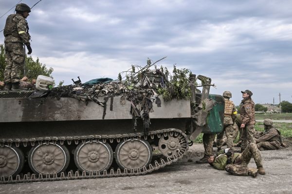 图为2022年5月21日，在离乌克兰东部顿巴斯（Donbas）地区的前线不远的地方，乌克兰军人在装备一辆坦克。（图片来源：AFP via Getty Images）