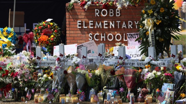 2022年5月27日，在德州Robb小學門口，擺放著悼念大型槍殺案的受難者的鮮花。（圖片來源：Michael M. Santiago/Getty Images）