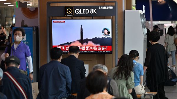 圖為2022 年 5 月 25 日，韓國首爾一個火車站裡的電視屏幕上在播放朝鮮於24日向日本海發射三枚彈道導彈的新聞，其中一枚是洲際彈道導彈。