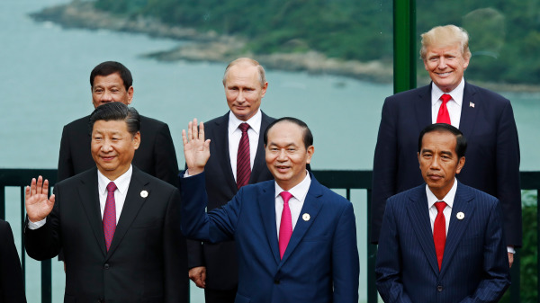 亚太经济合作组织（APEC）领导人峰会在越南中部城市岘港举行，前美国总统唐纳德・川普（特朗普）（Donald Trump）、中国国家主席习近平和俄罗斯总统弗拉基米尔・普京（Vladimir Putin）罕见同框合影。