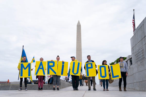 2022 年 5 月 1 日，在美國首都華盛頓特區的二戰紀念館前，支持烏克蘭的人們舉行 示威活動，他們舉著字母標牌拼出遭受俄羅斯炮火轟炸已近10週的烏克蘭南部港口城市馬里烏波爾（Mariupol）的字樣。（圖片來源：Sarah Silbiger/Getty Images）