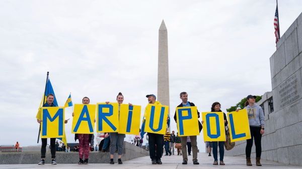 2022 年5月1日，在美国首都华盛顿特区的二战纪念馆前，支持乌克兰的人们举行 示威活动，他们举着字母标牌拼出遭受俄罗斯炮火轰炸已近10周的乌克兰南部港口城市马里乌波尔（Mariupol）的字样。