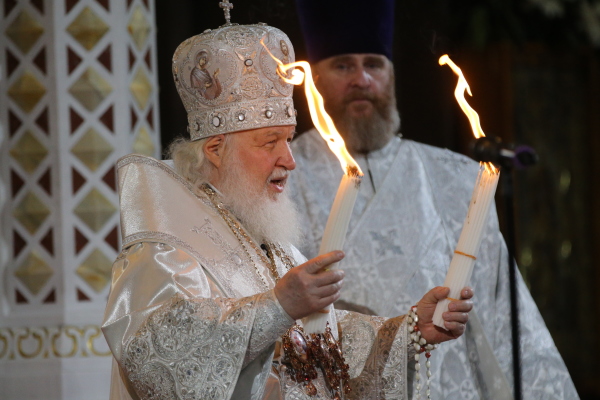 2022年4月24日，俄罗斯东正教牧首基里尔在俄罗斯莫斯科的基督救世主大教堂举行的复活节弥撒中点燃蜡烛。