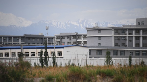 2019年6月4日，中国新疆阿克讬以北的一个据信是再教育营的设施，其中被关押的大部分是穆斯林少数民族。（图片来源：GREG BAKER/AFP via Getty Image）